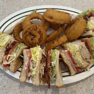 Club sandwich with onion rings