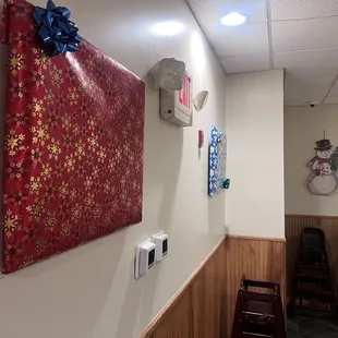 Love the wrapped pictures idea. Need to do this one at home. Pinterest worthy.