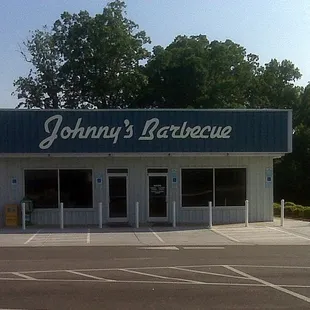 Johnny&apos;s Babecue...closed on Mondays : (