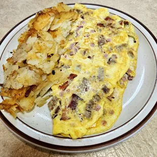 Lots of food and plenty of proteins in the omlet!