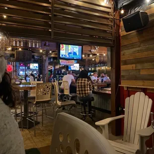 eople sitting at tables