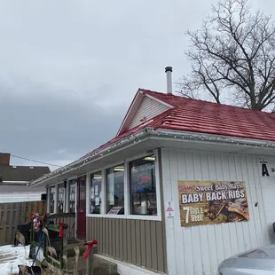 the outside of the restaurant
