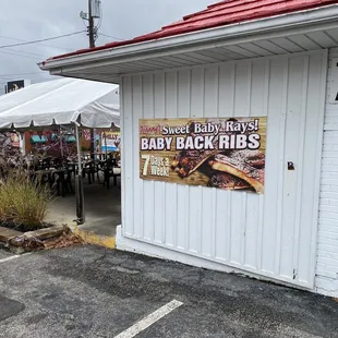 the outside of the restaurant