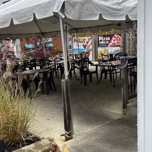 the outside of a restaurant