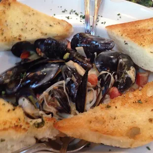 Mussels with bread to soak in the broth