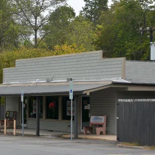 the outside of the restaurant