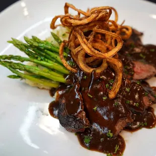 steak with gravy and asparagus