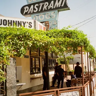 the outside of a fast food restaurant