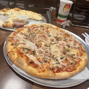 Med pizza ham, mushrooms, onions and their awesome cheesy breadsticks.