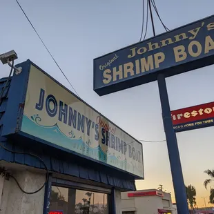 a sign for johnny's shrimp boat