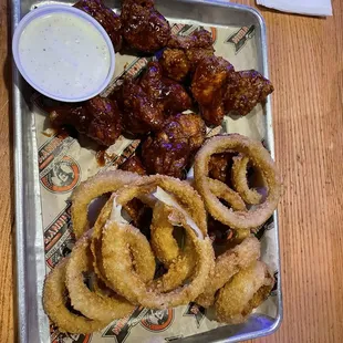 Boneless wings and onion rings