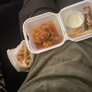 Chicken Hot Wings Basket with large French Fries