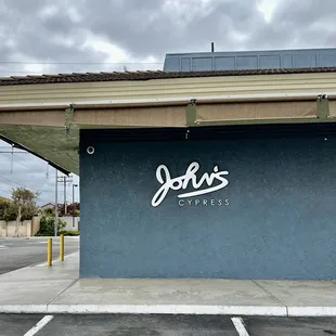 the outside of the restaurant