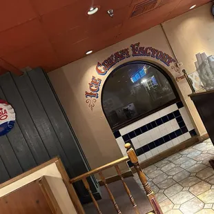 Olde time pizza parlor feel