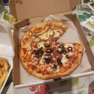 Realy good pizza. Well i dont like the fl chese french  fries taste like jothing but i love them pizza