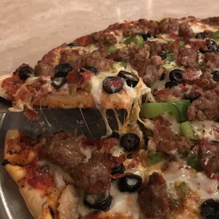 Johns Everything pizza - no anchovies or green olives, added black olives