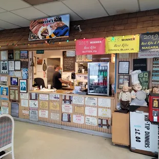ows the interior of the restaurant