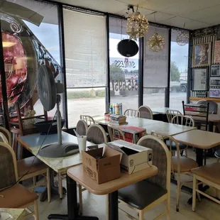 ows empty tables and chairs