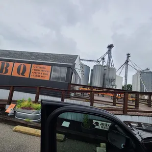 a view of the outside of the building