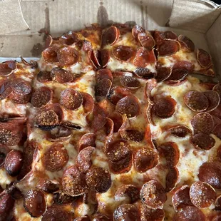 Medium pep and cheese pizza !! Perfectly cooked :)