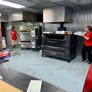 First the pizza goes thru the conveyor oven, then into the deck oven to crisp &amp; brown.  #UpCloseSavor