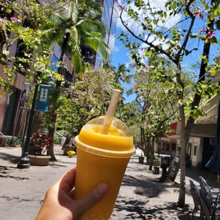 Mango smoothie with lychee pearls