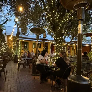 Outdoor dining at JoJo&apos;s