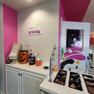 a kitchen decorated for halloween