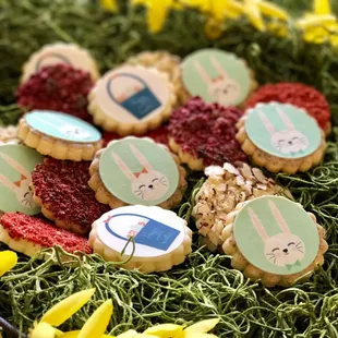 What is best than a basket full of your favorite cookies to celebrate Easter?! Our cute bunnies will be the perfect gift for your friends an