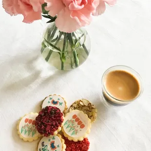 No winter lasts forever. Welcome Spring with our flowery Joli Cookies.