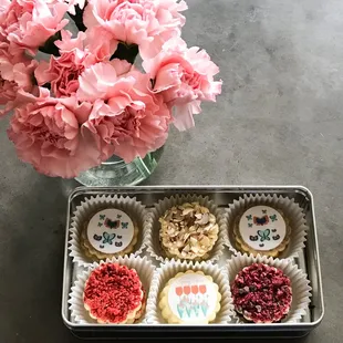 No winter lasts forever. Welcome Spring with our flowery Joli Cookies.