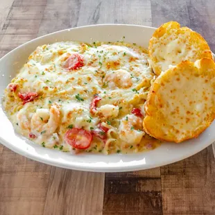 Shrimp scampi and garlic toast piled high at Jolly Ollie&apos;s, Hendersonville, TN