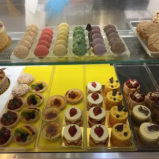 Dessert case