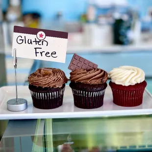 chocolate cupcakes with frosting