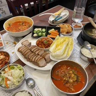 12. Spicy Beef Soup w/Bean Sprout and Radish ()