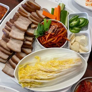 33. Cooked Pork Belly with Vegetables ()