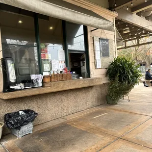 the outside of the restaurant