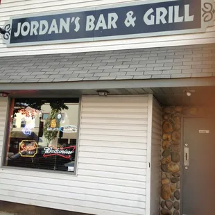 the entrance to jordan's bar and grill