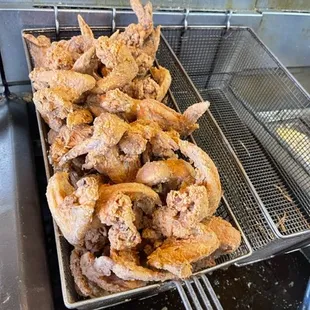chicken wings and fried chicken, fried chicken wings, fried chicken, chicken, bbq wings, poultry, chicken wings, food, bbq chicken