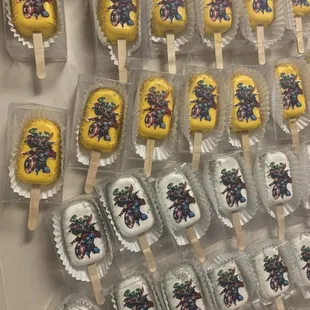 Chocolate and vanilla avengers cakesicles