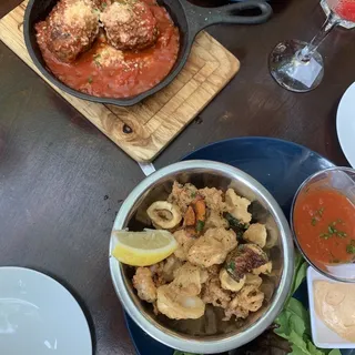 Calamari Fritti con Chips di Carote e Zucchine
