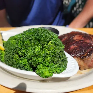 Ribeye with broccoli