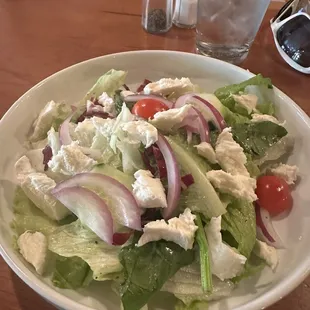 Spring mix salad with fresh mozzarella