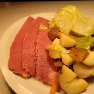 a plate of corned beef and potatoes