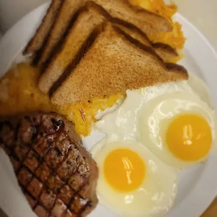 a plate of breakfast food