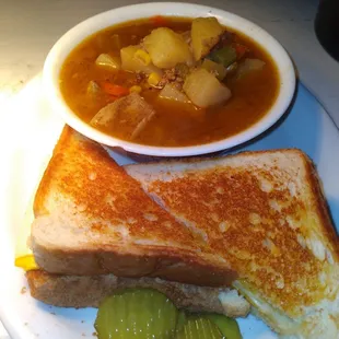 Vegetable soup and grill cheese