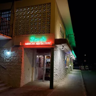 Entrance area to Jose's from the Kaimuki municipal parking lot.