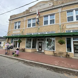 Love seeing the old Westwego Art Center being put to use again!