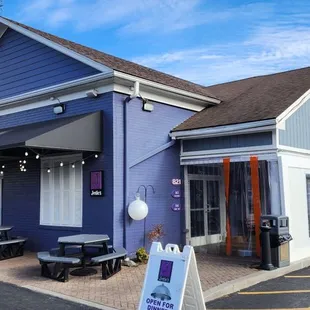 the outside of the restaurant