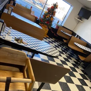 Good sized clean dining room